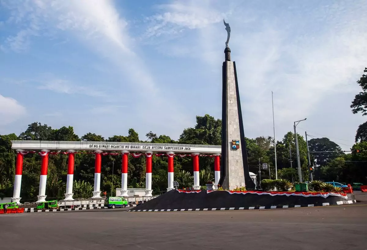 Bogor,,Indonesia,-,--,:,Kujang,Monument,And,Its,Surrounding.